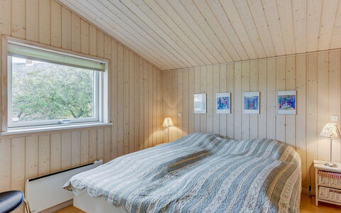 Emanuela - 350M to the Fjord: Holz, Decke, Schlafzimmer, Zuhause, Zimmer, Bett, Bettdecke, Bedding, Holzboden, Hartholz