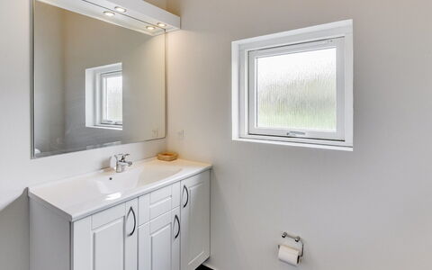 Emanuela - 350M to the Fjord: Wand, Armatur, Interior Design, Badezimmer, Flooring, Zapfhahn, Fussboden, Decke, Installation, Sinken