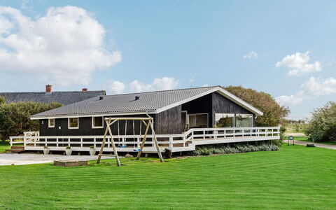 Emanuela - 350M to the Fjord: Die Architektur, Dach, Hütte, Zuhause, Veranda, Abstellgleis, Bauernhaus, Schatten, Rasen, Garten