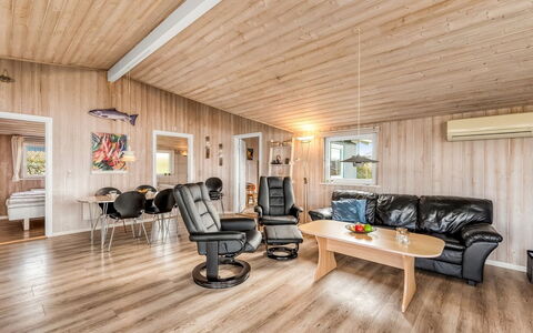 Loviisa - 300M to the Fjord: Holz, Zuhause, Decke, Holzboden, Wohnzimmer, Hartholz, Winter, Couch, Planke