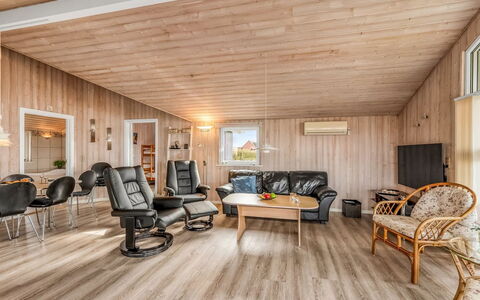 Loviisa - 300M to the Fjord: Holz, Flooring, Decke, Holzboden, Fussboden, Interior Design, Wohnzimmer, Zuhause, Möbel, Zimmer