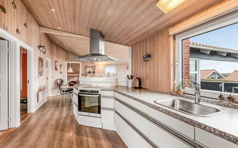 Loviisa - 300M to the Fjord: Holz, Küche, Interior Design, Flooring, Decke, Zuhause, Holzboden, Countertop, Küchengerät, Hartholz