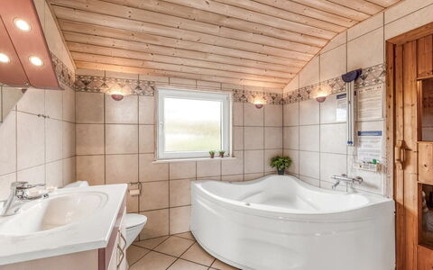 Loviisa - 300M to the Fjord: Armatur, Interior Design, Flooring, Badezimmer, Badewanne, Holz, Fussboden, Decke, Zapfhahn, Installation