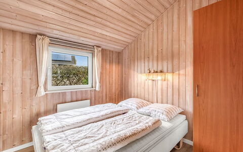 Loviisa - 300M to the Fjord: Holz, Schlafzimmer, Zuhause, Bedding, Bett, Bettdecke, Holzbeize, Hartholz, Bettrahmen, Hütte