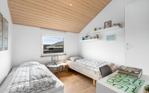 Samuil - 300M to the Fjord: Holz, Decke, Interior Design, Schlafzimmer, Fussboden, Zuhause, Zimmer, Bett, Wohnung, Bedding