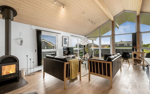 Samuil - 300M to the Fjord: Holz, Decke, Interior Design, Flooring, Wohnzimmer, Fussboden, Couch, Zuhause, Holzboden