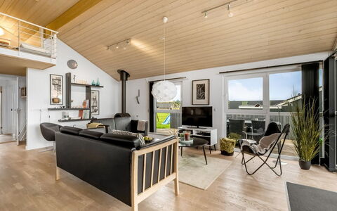 Samuil - 300M to the Fjord: Interior Design, Holz, Decke, Flooring, Möbel, Couch, Wohnzimmer, Fussboden, Beleuchtung, Holzboden