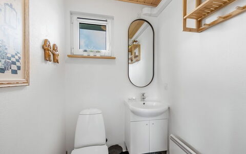 Samuil - 300M to the Fjord: Wand, Armatur, Flooring, Fussboden, Interior Design, Badezimmer, Toilleten Sitz, Toilette, Installation, Bad Sink