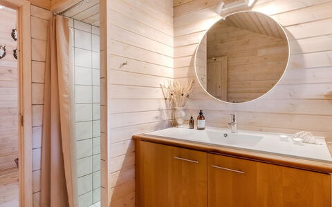 Aman - 700M to the Fjord: Flooring, Holz, Fussboden, Armatur, Interior Design, Badezimmerschrank, Bad Sink, Badezimmer, Decke, Sinken