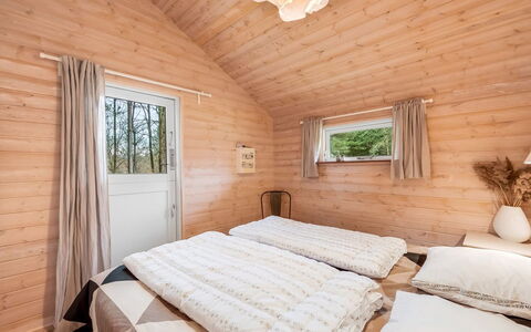 Aman - 700M to the Fjord: Holz, Zuhause, Haus, Schlafzimmer, Hütte, Bett, Blockhaus, Hartholz, Holzbeize, Bedding