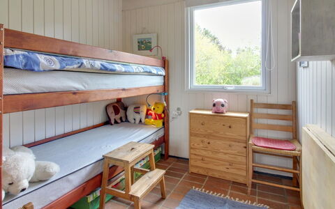Ioar - 200M to the Fjord: Möbel, Schlafzimmer, Flooring, Holz, Bett, Fussboden, Interior Design, Etagenbett, Decke, Zimmer