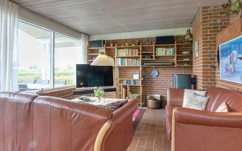 Ioar - 200M to the Fjord: Möbel, Interior Design, Holz, Flooring, Fussboden, Decke, Couch, Regal, Wohnzimmer, Zuhause