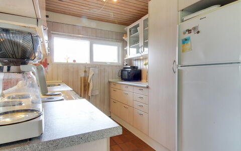 Ioar - 200M to the Fjord: Küche, Küchengerät, Countertop, Interior Design, Major Appliance, Flooring, Holz, Fussboden, Cabinetry, Zimmer