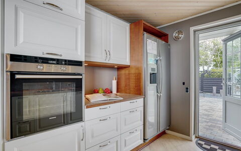 Regnwald - 400M to the Fjord: Küchengerät, Flooring, Küche, Major Appliance, Cabinetry, Interior Design, Holz, Countertop, Fussboden, Haushaltsgerät