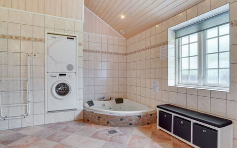 Regnwald - 400M to the Fjord: Flooring, Fussboden, Armatur, Interior Design, Decke, Badezimmer, Installation, Zimmer, Fliese, Badewanne