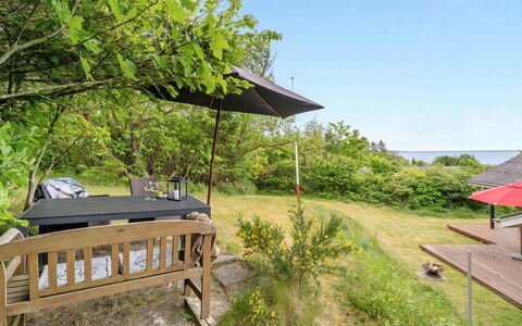 Melissa - 300M to the Fjord: Holz, Zuhause, Veranda, Deck, Hartholz, Dach, Holzbeize, Holzboden, Eco Hotel