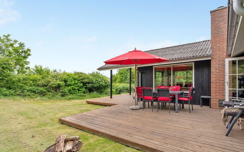 Melissa - 300M to the Fjord: Holz, Zuhause, Veranda, Deck, Hartholz, Dach, Holzbeize, Holzboden, Eco Hotel