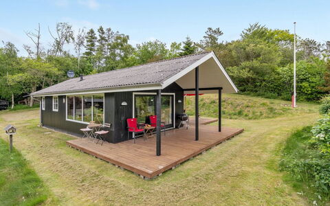 Melissa - 300M to the Fjord: Holz, Zuhause, Veranda, Deck, Hartholz, Dach, Holzbeize, Holzboden, Eco Hotel
