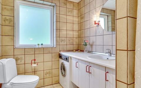 Ephra - 250M to the Fjord: Badezimmer, Armatur, Flooring, Toilleten Sitz, Toilette, Fussboden, Interior Design, Installation, Sinken, Bad Sink