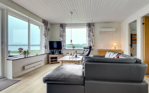 Ephra - 250M to the Fjord: Möbel, Interior Design, Flooring, Holz, Fussboden, Couch, Decke, Holzboden, Wohnzimmer, Tabelle