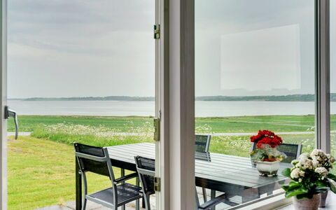 Ephra - 250M to the Fjord: Meer, Ozean, Stuhl, Glas, Schatten, Küste, Hartholz, Gartenmöbel, Eco Hotel