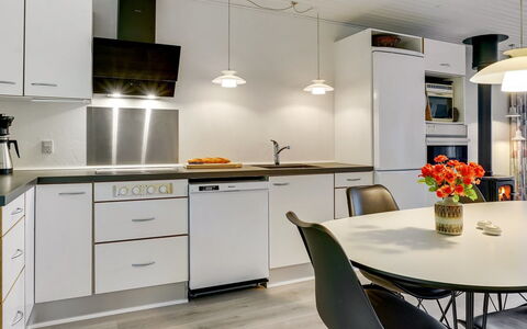 Ephra - 250M to the Fjord: Möbel, Küche, Interior Design, Countertop, Küchengerät, Flooring, Light Fixture, Wand, Decke, Holz