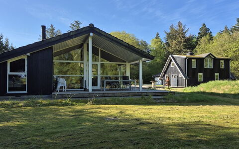 Aswarth - 50M to the Fjord: Blau, Strauch, Hütte, Ground, Garten, Estate, Schatten, Landscaping, Bauernhaus, Eco Hotel
