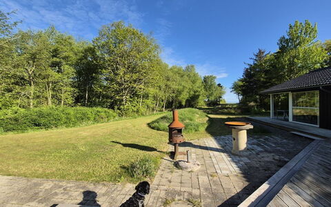 Aswarth - 50M to the Fjord: Blau, Strauch, Hütte, Ground, Garten, Estate, Schatten, Landscaping, Bauernhaus, Eco Hotel