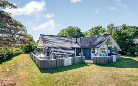 Stryd - 150M from the Sea: Flooring, Wand, Fussboden, Interior Design, Holz, Decke, Holzboden, Beleuchtung, Möbel, Laminatboden