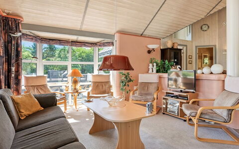 Stryd - 150M from the Sea: Flooring, Wand, Fussboden, Interior Design, Holz, Decke, Holzboden, Beleuchtung, Möbel, Laminatboden