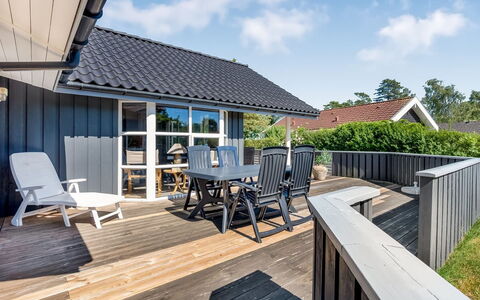 Stryd - 150M from the Sea: Flooring, Wand, Fussboden, Interior Design, Holz, Decke, Holzboden, Beleuchtung, Möbel, Laminatboden
