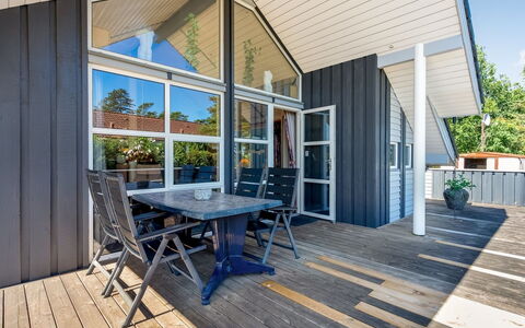 Stryd - 150M from the Sea: Flooring, Wand, Fussboden, Interior Design, Holz, Decke, Holzboden, Beleuchtung, Möbel, Laminatboden