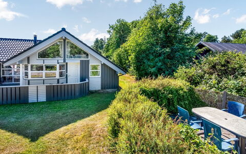Stryd - 150M from the Sea: Flooring, Wand, Fussboden, Interior Design, Holz, Decke, Holzboden, Beleuchtung, Möbel, Laminatboden