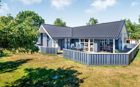 Stryd - 150M from the Sea: Flooring, Wand, Fussboden, Interior Design, Holz, Decke, Holzboden, Beleuchtung, Möbel, Laminatboden