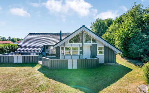 Stryd - 150M from the Sea: Flooring, Wand, Fussboden, Interior Design, Holz, Decke, Holzboden, Beleuchtung, Möbel, Laminatboden