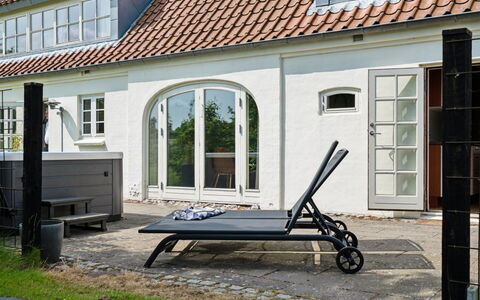 Malinda - 500M from the Sea: Wohnung, Schatten, Balkon, Stuhl, Zaun, Gartenmöbel, Aluminium, Kunstrasen