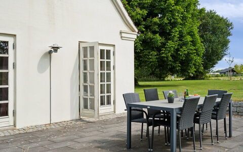 Malinda - 500M from the Sea: Wohnung, Schatten, Balkon, Stuhl, Zaun, Gartenmöbel, Aluminium, Kunstrasen