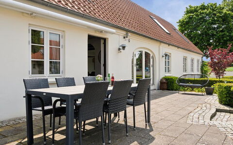 Malinda - 500M from the Sea: Wohnung, Schatten, Balkon, Stuhl, Zaun, Gartenmöbel, Aluminium, Kunstrasen