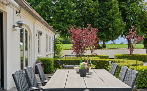 Malinda - 500M from the Sea: Wohnung, Schatten, Balkon, Stuhl, Zaun, Gartenmöbel, Aluminium, Kunstrasen