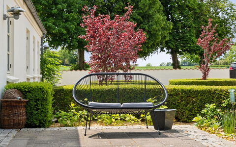Malinda - 500M from the Sea: Wohnung, Schatten, Balkon, Stuhl, Zaun, Gartenmöbel, Aluminium, Kunstrasen