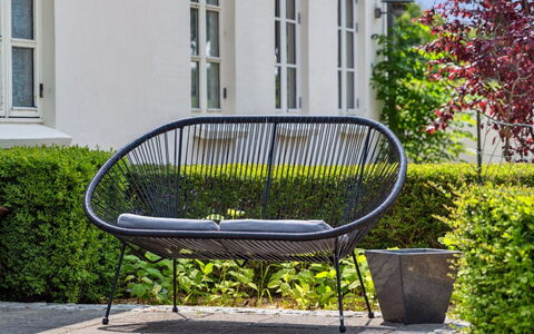 Malinda - 500M from the Sea: Wohnung, Schatten, Balkon, Stuhl, Zaun, Gartenmöbel, Aluminium, Kunstrasen