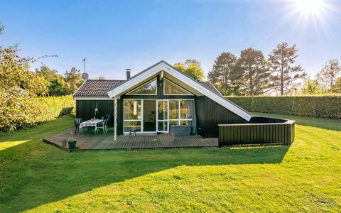 Kukka - 600M from the Sea: Flooring, Wand, Fussboden, Interior Design, Holz, Decke, Holzboden, Beleuchtung, Möbel, Laminatboden