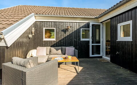 Kukka - 600M from the Sea: Flooring, Wand, Fussboden, Interior Design, Holz, Decke, Holzboden, Beleuchtung, Möbel, Laminatboden