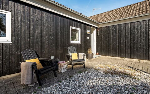 Kukka - 600M from the Sea: Flooring, Wand, Fussboden, Interior Design, Holz, Decke, Holzboden, Beleuchtung, Möbel, Laminatboden