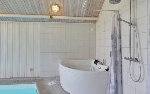 Rani - 800M from the Sea: Flooring, Armatur, Fussboden, Interior Design, Badewanne, Decke, Badezimmer, Installation, Zapfhahn, Möbel