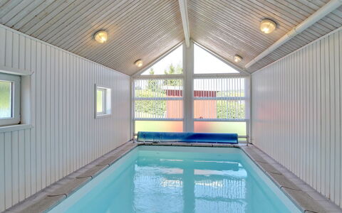 Rani - 800M from the Sea: Schwimmbad, Verbundwerkstoff, Decke, Schatten, Gartenbauten, Design, Holzbeize, Schuppen, Daylighting, Hartholz