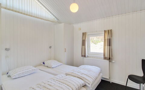 Rani - 800M from the Sea: Holz, Zuhause, Decke, Fussboden, Schlafzimmer, Bett, Bedding, Bettdecke, Hartholz, Bettrahmen