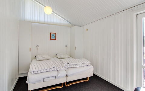 Rani - 800M from the Sea: Holz, Decke, Interior Design, Schlafzimmer, Fussboden, Flooring, Bett, Bettdecke, Bedding, Zimmer