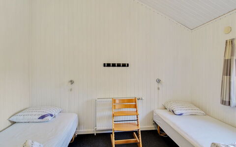 Rani - 800M from the Sea: Wand, Holz, Fussboden, Flooring, Schlafzimmer, Bett, Decke, Interior Design, Bettrahmen, Bettdecke