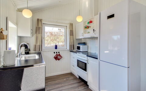 Rani - 800M from the Sea: Major Appliance, Holz, Küche, Küchengerät, Decke, Interior Design, Haushaltsgerät, Countertop, Zuhause, Zimmer